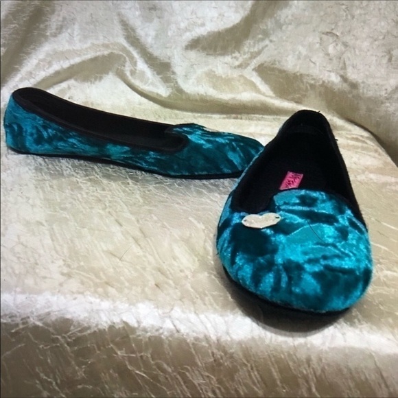 Adorable Betsey Johnson slip on’s - Picture 5 of 6